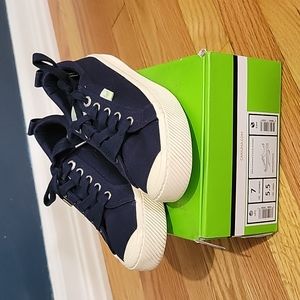 Cariuma OCA Low Navy Canvas Sneaker